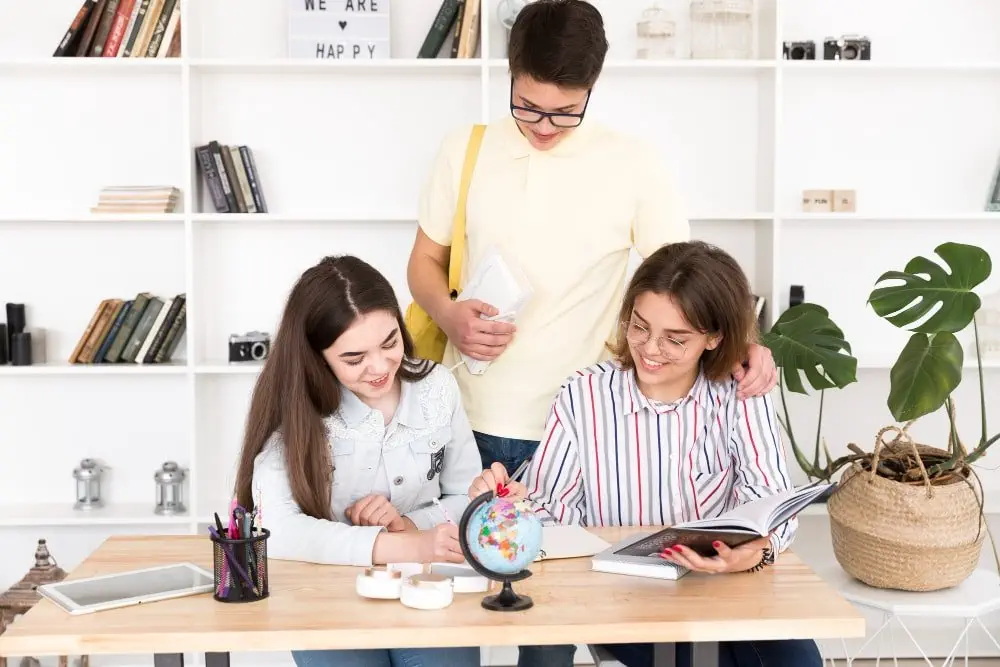 Tiếng Ý Trong Hội Họa: Tìm Hiểu Qua Các Tác Phẩm Nghệ Thuật Kinh Điển